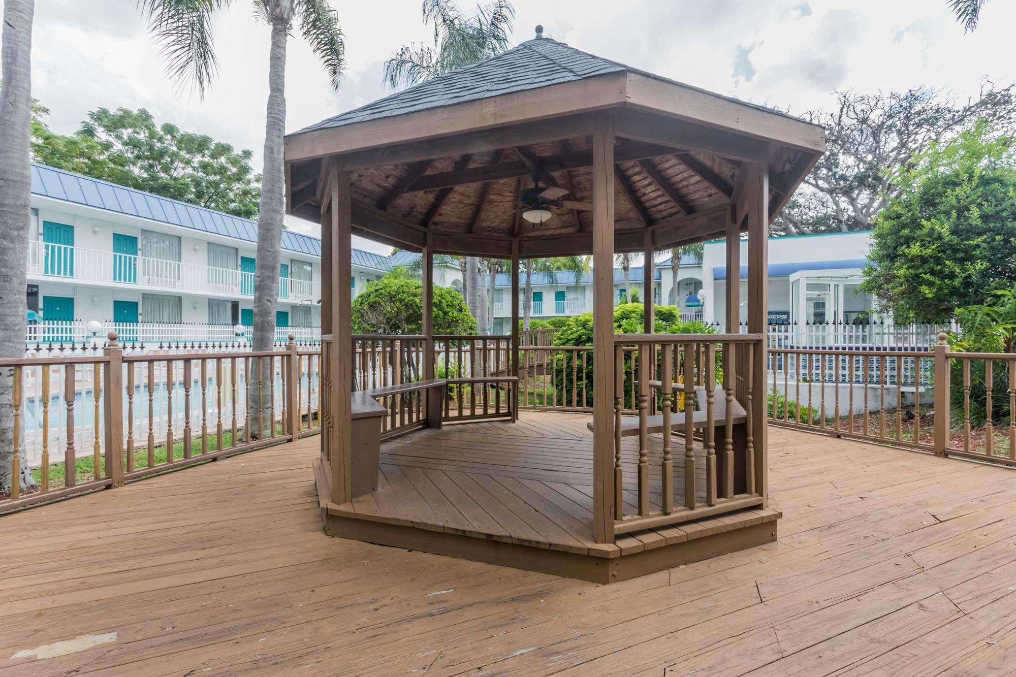 Days Inn & Suites by Wyndham Port Richey Exterior foto